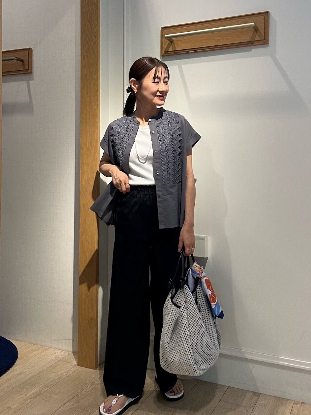 「夏ルックで気分アップ、休日スタイル、シンプルコーデ、きれいめカジュアル、夏コーデ、お出かけコーデ、シンプルスタイル、今日のコーデ、パンツスタイル、150cm台コーデ、低身長コーデ、大人かわいい、グレーブラウス、パンツコーデ、ラメタンクトップ」｜「MICO COULIERの60ボイルローンレースブラウス（シャツ/ブラウス、グレー系）」を使った、daimonさん（レディース・154cm）の夏コーディネートの1枚目の写真