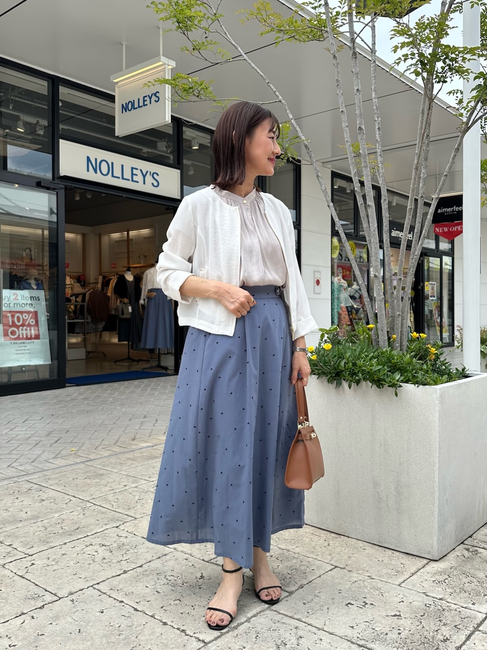 「サンダル、お出かけコーデ、低身長コーデ、シンプルスタイル、初夏コーデ、おでかけコーデ、ママファッション、カラーコーデ、通勤コーデ、低身長女子、通勤スタイル、ジャケットスタイル、ジャケットコーデ、ドットスカート、40代ファッション」｜「MICO COULIERのポリワッシャーカルゼZIPアップジャケット（ブルゾン、ホワイト系）」を使った、daimonさん（レディース・154cm）の春コーディネートの1枚目の写真