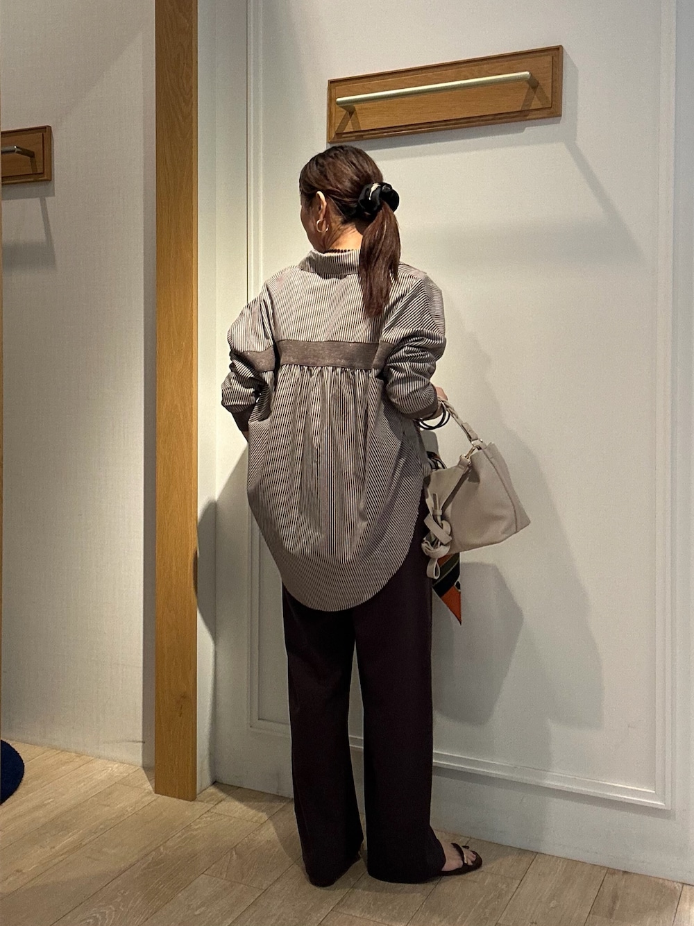 ブラウン系のシャツ/ブラウス、ブラウン系のその他パンツ、ベージュ系のショルダーバッグを着用したレディースの夏コーディネートの1枚目の写真