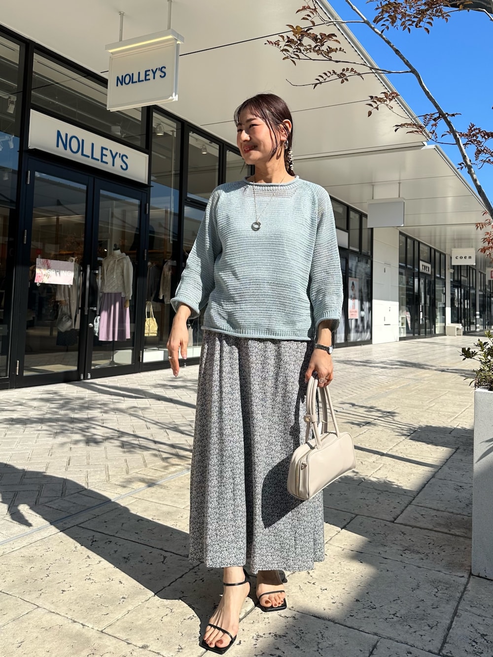 「春コーデ、春めき満開コーデ、春服コーデ、大人可愛い、大人コーデ、春、春服、低身長女子、お花見コーデ、150cm台コーデ、低身長コーデ、花柄スカート、フラワープリント、40代ファッション、スカートスタイル」｜「MICO COULIERのホールガーメント ギマタック編みプルオーバーニット（ニット/セーター、グリーン系）」を使った、daimonさん（骨格ナチュラル・レディース・154cm）の春コーディネートの1枚目の写真