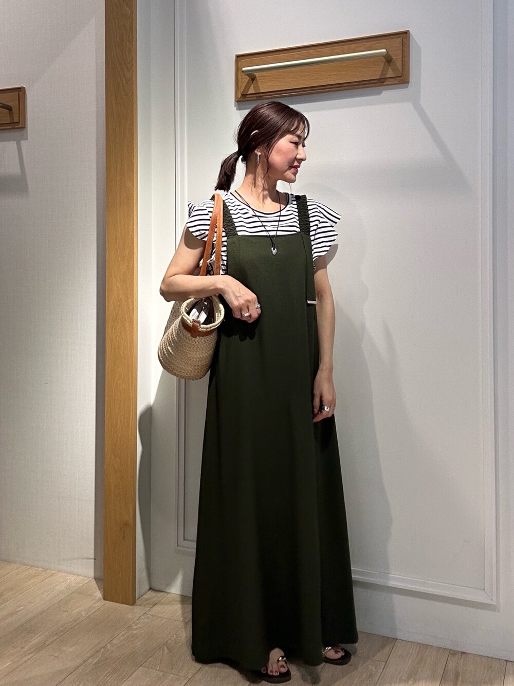 ブラック系のTシャツ/カットソー、グリーン系のワンピースを着用したレディースの夏コーディネートの1枚目の写真