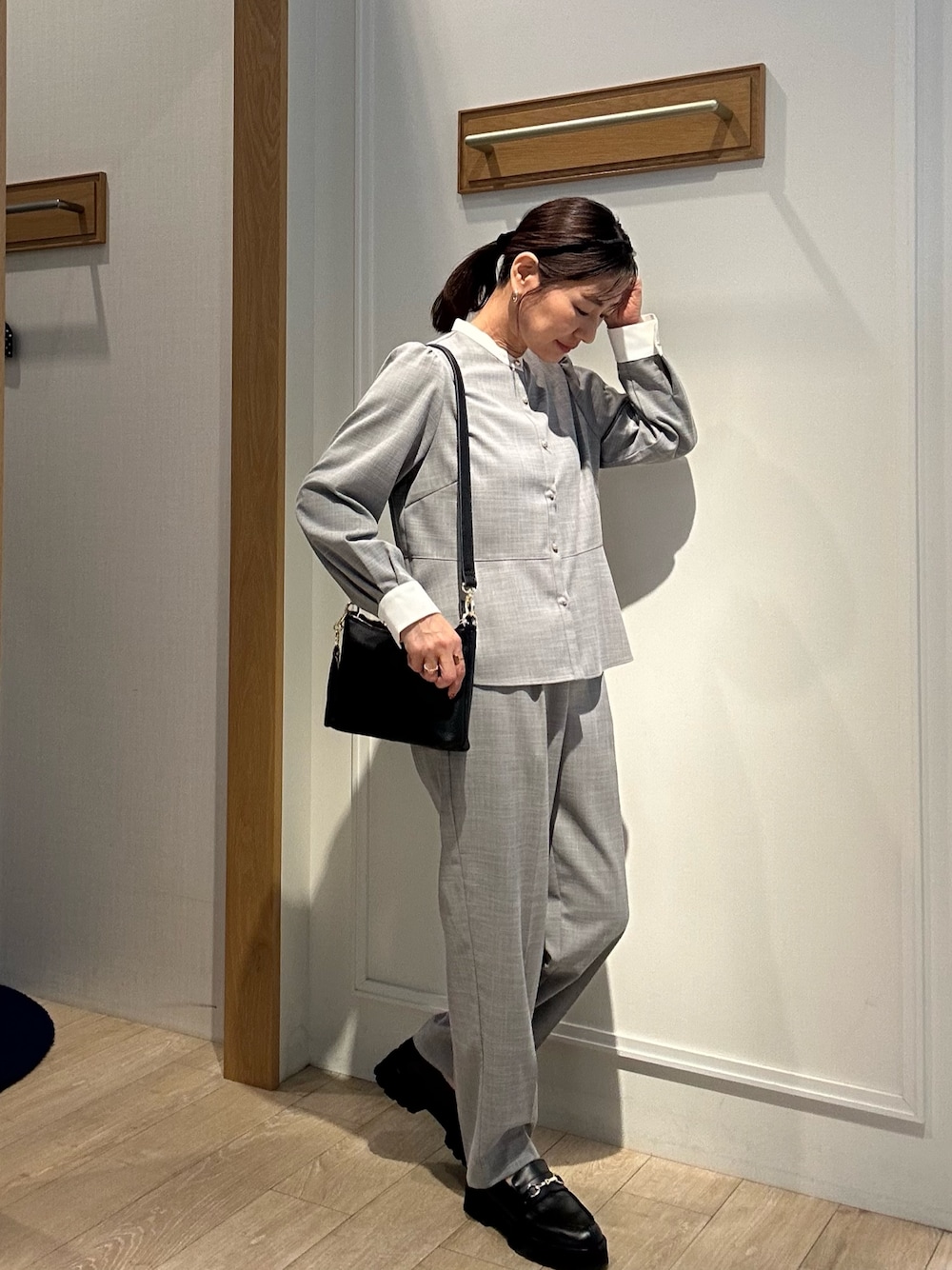 ブラック系のその他パンツ、ブラック系のシャツ/ブラウス、ブラック系のバッグを着用したレディースの冬コーディネートの1枚目の写真