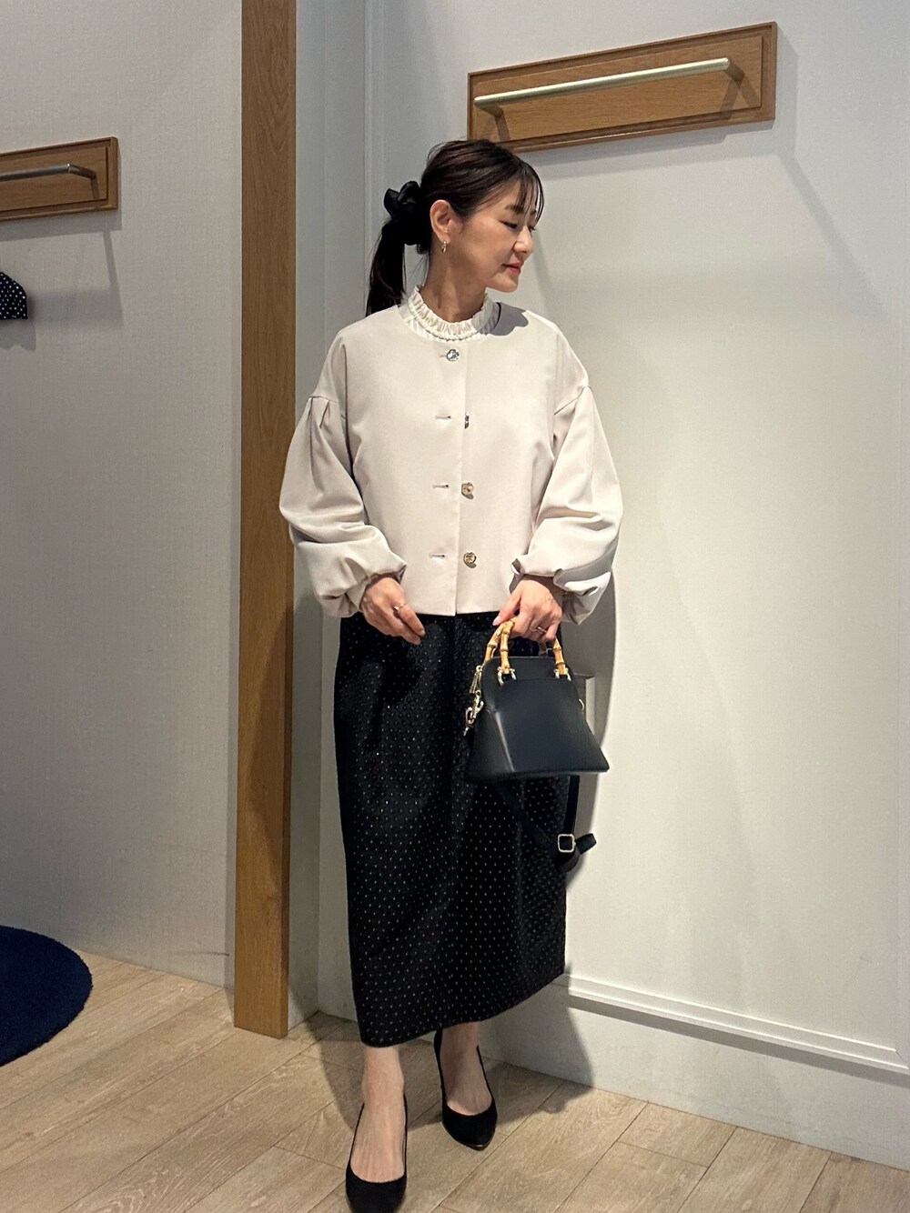 「春、大人女子、オフィススタイル、フェミニンコーデ、お仕事コーデ、キレイめ、入学式、入学式コーデ、入学式・卒業式、ワンピースコーデ、卒業式、卒業式コーデ、卒業式ママコーデ、入園式、入園式コーデ」｜「MICO COULIERの《オケージョン対応》ジョーゼットプリーツブラウス（シャツ/ブラウス、ホワイト系）」を使った、daimonさん（骨格ナチュラル・レディース・154cm）の春コーディネートの1枚目の写真