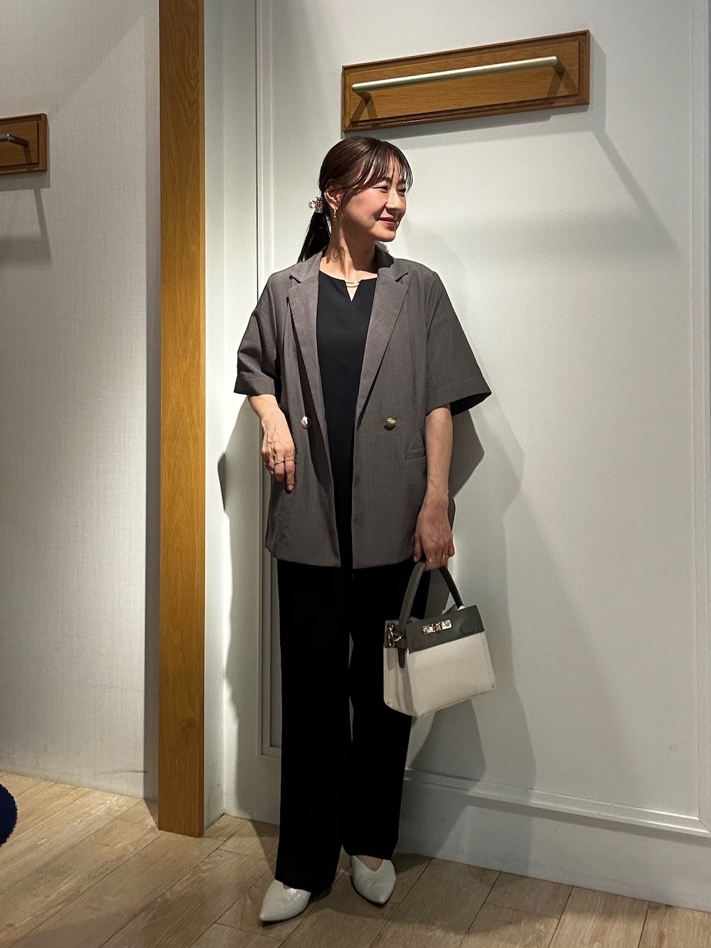 ベージュ系のショルダーバッグ、ブルー系のシャツ/ブラウス、ブラウン系のその他パンツを着用したレディースの夏コーディネートの1枚目の写真