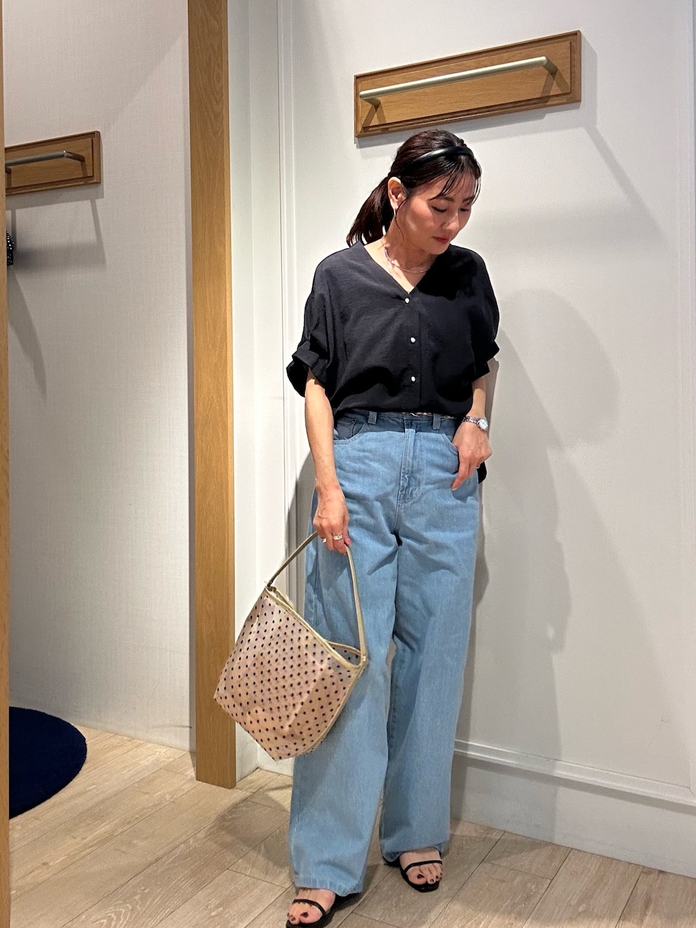 「大人カジュアル、大人女子、春、カジュアルコーデ、大人かわいい、オトナカジュアル、春服、キレイめ、低身長女子、デニムコーデ、きれいめカジュアル、パンツスタイル、デニム、きれいめコーディネート、パンツコーデ」｜「MICO COULIERのサップタンブラーシャツ（シャツ/ブラウス、グレー系）」を使った、daimonさん（骨格ナチュラル・レディース・154cm）の春コーディネートの1枚目の写真