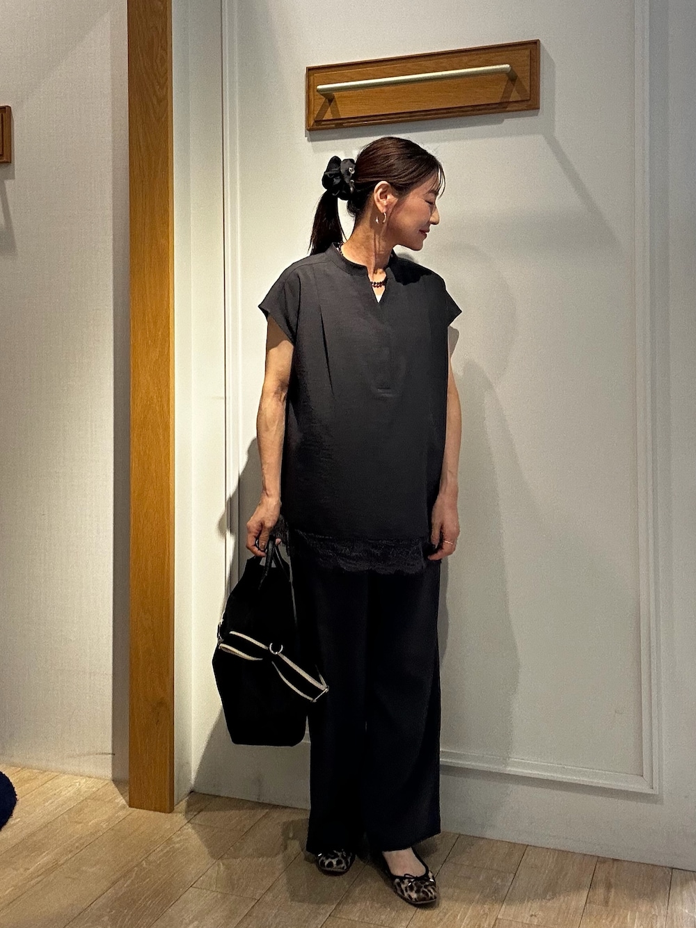 グレー系のシャツ/ブラウス、ブラック系のトートバッグ、ブラック系のネックレスを着用したレディースの夏コーディネートの1枚目の写真