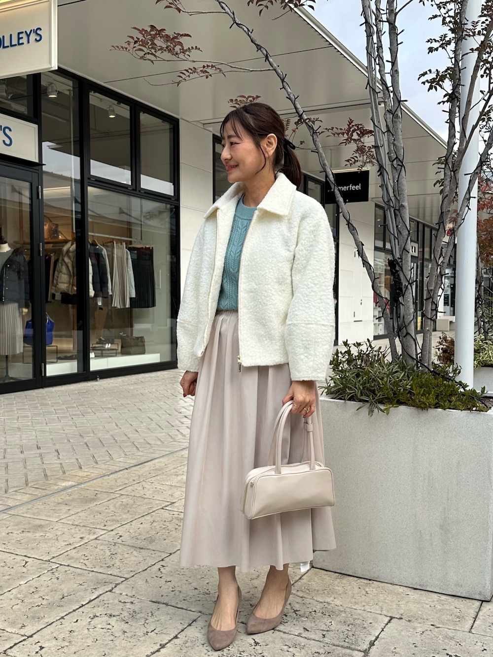 「おでかけコーデ、秋冬コーデ、ワントーンコーデ、ニット/セーター、低身長コーデ、レディースファッション、冬アウター、アウターコーデ、キレイめ、大人ファッション、ママファッション、ホワイトコーデ、40代ファッション」｜「MICO COULIERのフライス編みナッピングジャケット（ブルゾン、ホワイト系）」を使った、daimonさん（骨格ナチュラル・レディース・154cm）の冬コーディネートの1枚目の写真