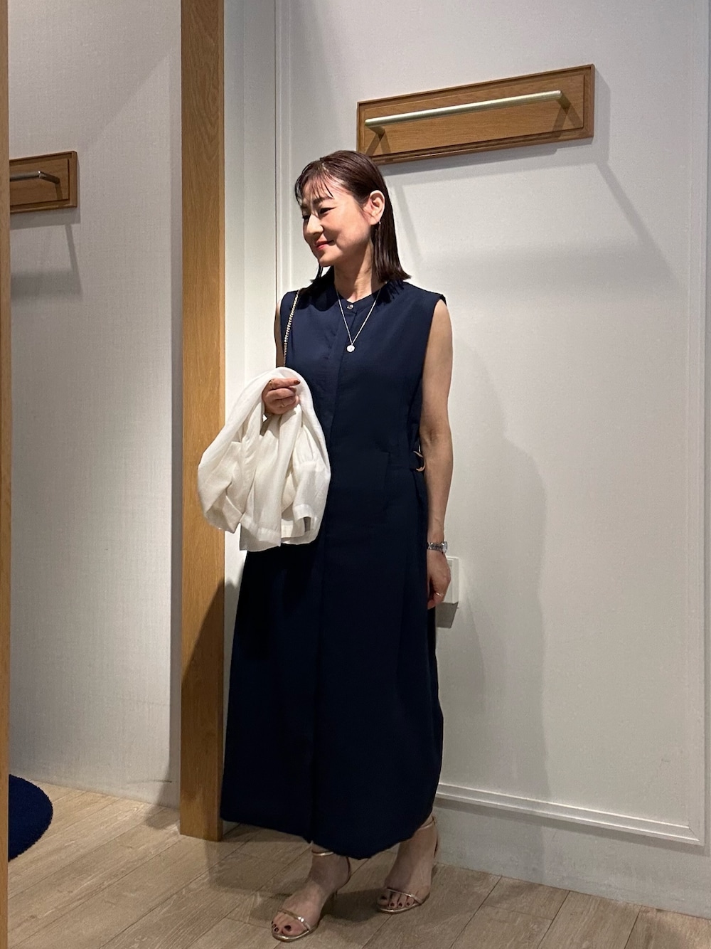 「サンダル、カジュアルスタイル、オトナ女子、春服コーデ、大人ファッション、夏コーデ、夏ファッション、大人可愛い、授業参観日コーデ、ワンピーススタイル、ワンピース、低身長、低身長コーデ、低身長女子、ジャケットスタイル」｜「MICO COULIERの麻調合繊タック切替シャツワンピース（ワンピース、ブルー系）」を使った、daimonさん（骨格ナチュラル・レディース・154cm）の春コーディネートの1枚目の写真