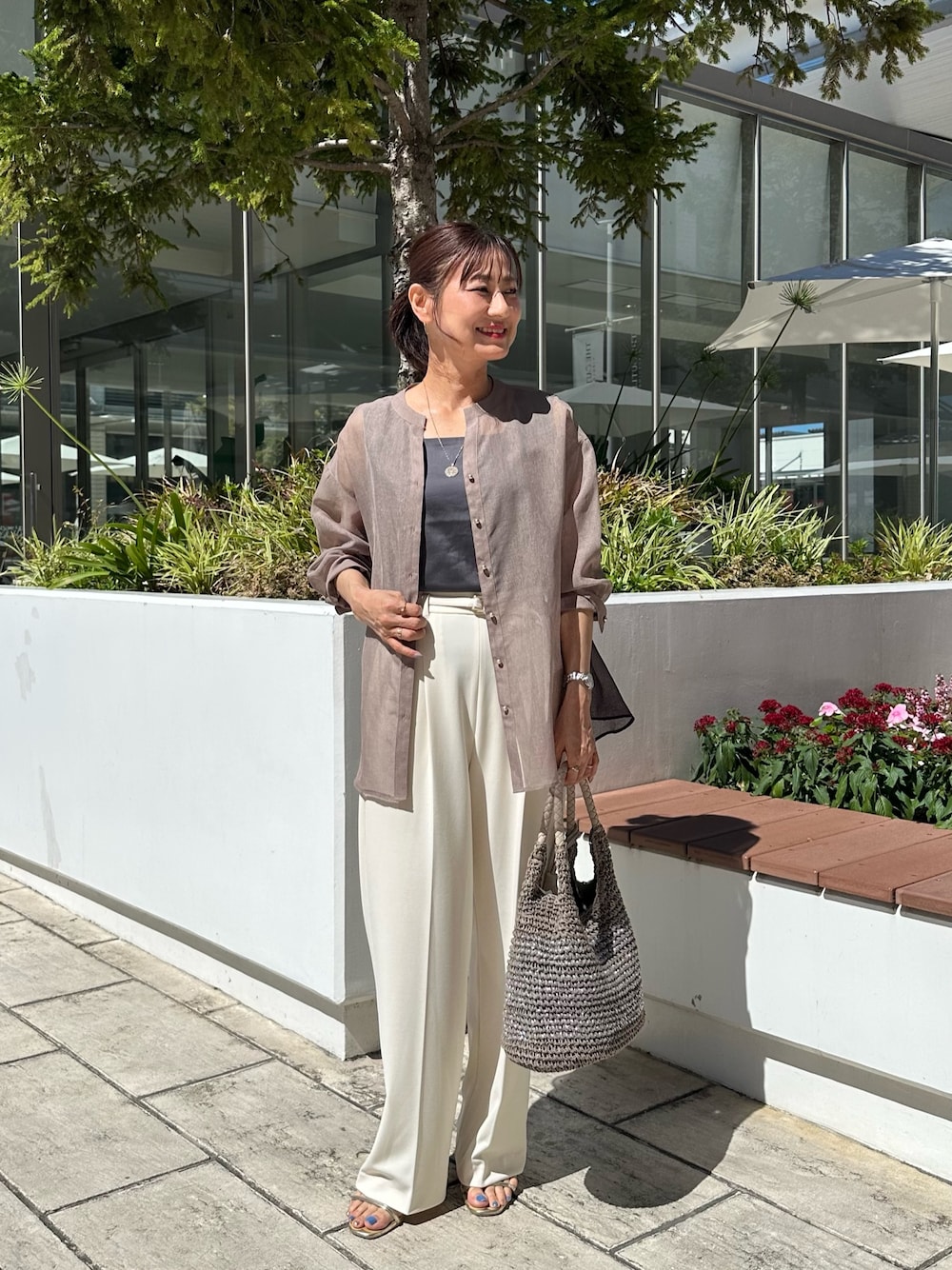 「タンクトップ、ノースリーブ、シアートップス、シンプルコーデ、夏コーデ、お出かけコーデ、大人カジュアルコーデ、夏ファッション、パンツスタイル、パンツコーデ、キレイめコーデ、リラックススタイル、ノーリーズ」｜「MICO COULIERのシアーリネンライクシャツ　バイカラー（シャツ/ブラウス、ブラウン系）」を使った、daimonさん（レディース・154cm）の夏コーディネートの1枚目の写真