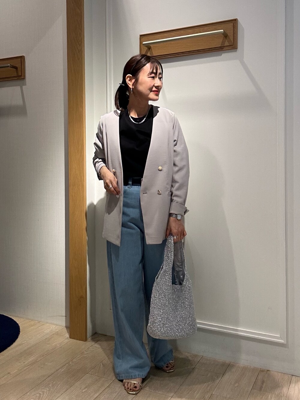 「春めき満開コーデ、春色、テーラードジャケット、おでかけコーデ、シンプルスタイル、オトナ女子、大人カジュアルコーデ、春、シアートップス、ラクチンコーデ、ママファッション、ベージュ、デニムパンツ、デニム、低身長コーデ」｜「MICO COULIERの《セットアップ対応》ハイストレッチカルゼワッシャーノーカラージャケット（ノーカラージャケット、ベージュ系）」を使った、daimonさん（骨格ナチュラル・レディース・154cm）の春コーディネートの1枚目の写真