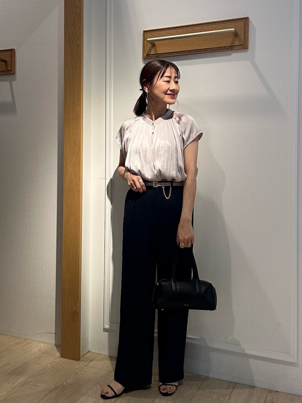 「サンダル、シャツスタイル、低身長コーデ、パンツコーデ、春夏コーデ、大人コーデ、低身長女子、150cm台コーデ、スラックスパンツ、キレイめコーデ、通勤コーデ、通勤スタイル、パンツスタイル、ＵＶカット、uvカットパンツ」｜「NOLLEY'S LIGHTのサテンビンテージシャーリングブラウス（シャツ/ブラウス、ベージュ系）」を使った、daimonさん（レディース・154cm）の夏コーディネートの1枚目の写真