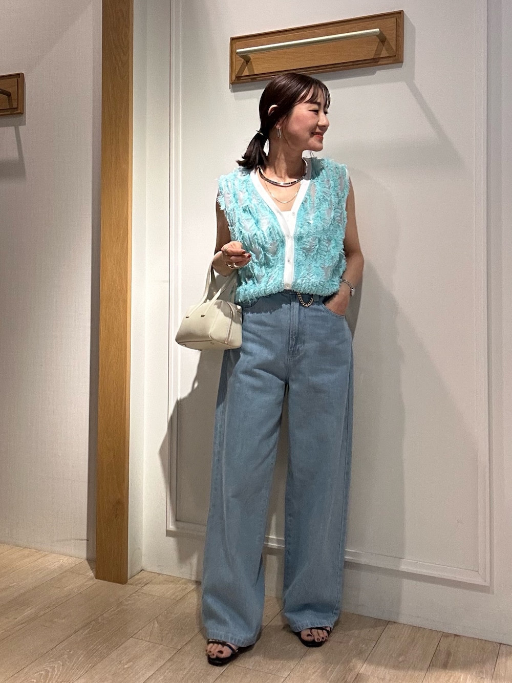 「ワイドパンツ、サンダル、デニム、夏ファッション、大人可愛い、パンツコーデ、低身長女子、カジュアルスタイル、オトナカジュアル、40代ファッション、ママファッション、低身長コーデ、デニムコーデ、ベストコーデ、ベストスタイル」｜「NOLLEY’Sの横長ボストン　チュールサブバック付き（ボストンバッグ、ホワイト系）」を使った、daimonさん（レディース・154cm）の春コーディネートの1枚目の写真