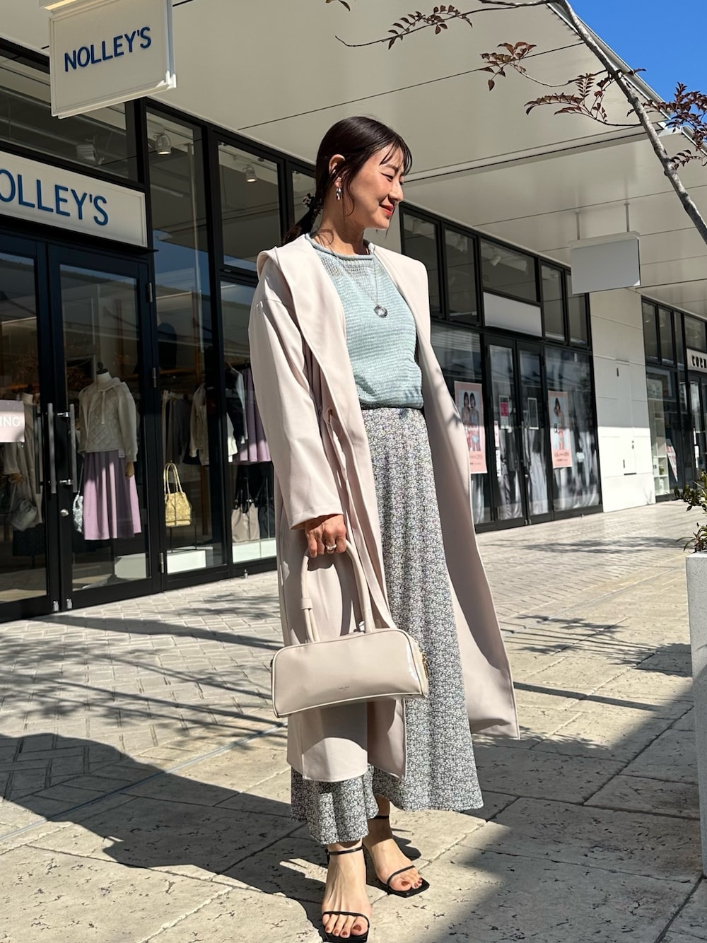 「春コーデ、春めき満開コーデ、春服コーデ、大人可愛い、大人コーデ、春、春服、低身長女子、お花見コーデ、オフィスカジュアル、150cm台コーデ、低身長コーデ、40代ファッション、花柄スカート、カラーニット」｜「MICO COULIERのドライタンブラーコート（その他アウター、ホワイト系）」を使った、daimonさん（骨格ナチュラル・レディース・154cm）の春コーディネートの1枚目の写真