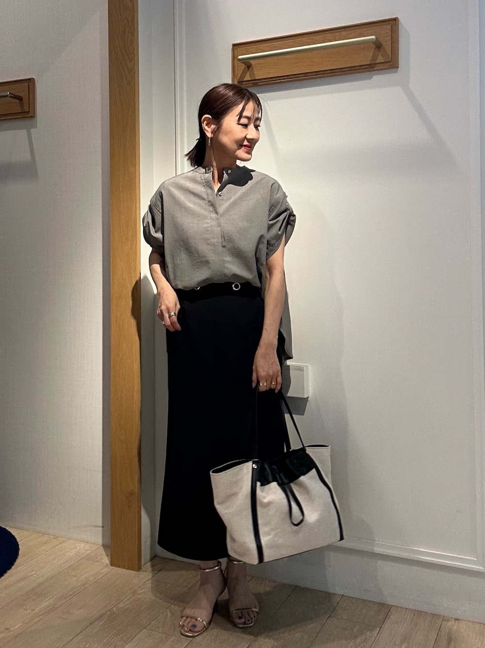「夏ルックで気分アップ、シンプルコーデ、夏コーデ、お出かけコーデ、夏服コーデ、涼しいコーデ、シャツ/ブラウス、ノーリーズ、低身長コーデ、低身長女子、150cm台コーデ、きちんとスタイル、通勤コーデ、通勤スタイル、カーキシャツ」｜「MICO COULIERの麻調ヒヨクターンバックブラウス（シャツ/ブラウス、グリーン系）」を使った、daimonさん（レディース・154cm）の夏コーディネートの1枚目の写真
