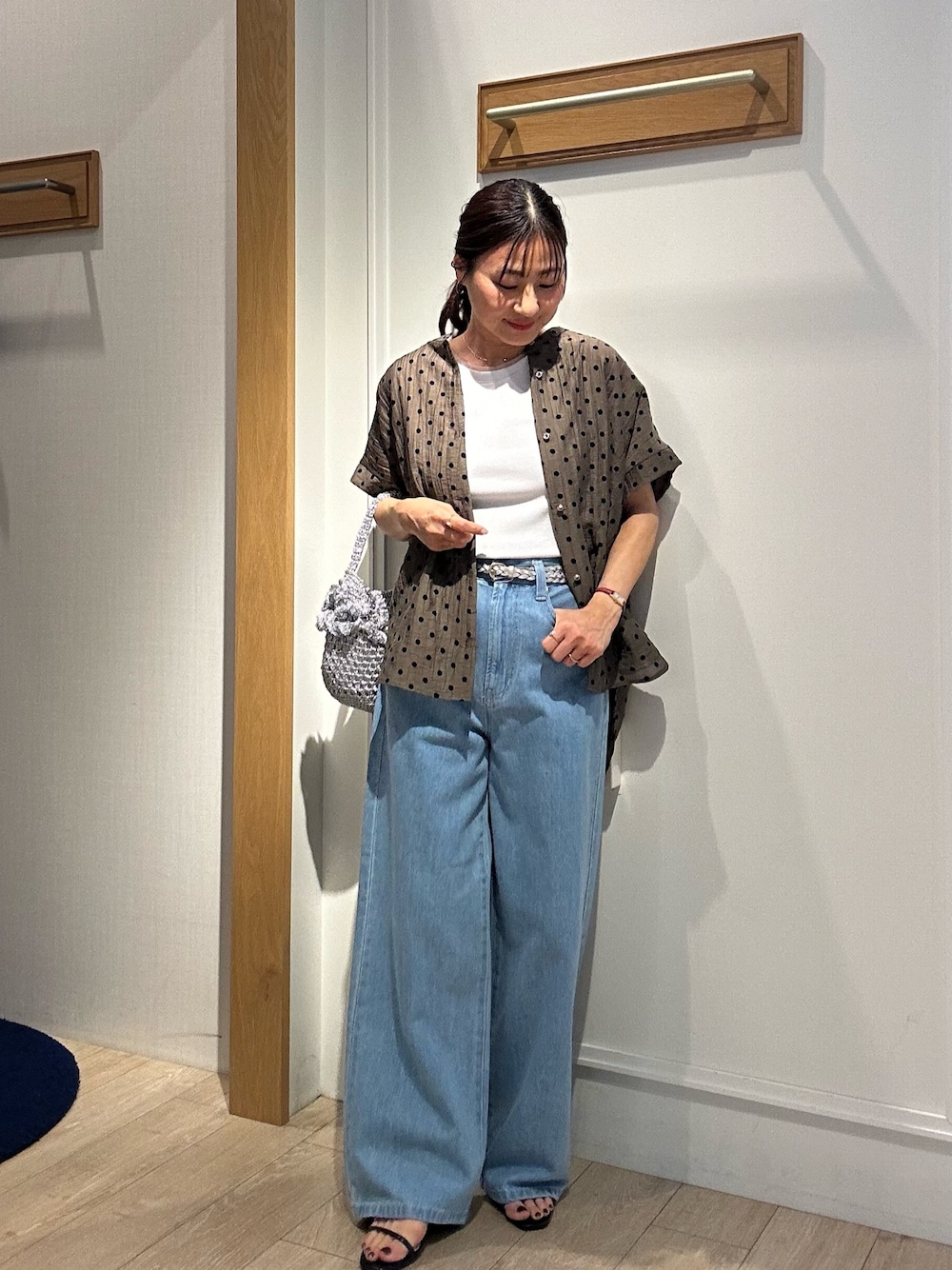 「大人カジュアル、最近のいい感じコーデ、今日のコーデ、オトナカジュアル、ラフコーデ、大人コーデ、パンツスタイル、低身長女子、春ファッション、スニーカーコーデ、バギーデニム、バギー、ドット柄、ドットシャツ、低身長コーデ」｜「MICO COULIERのラメテレコタンクトップ（Tシャツ/カットソー、ホワイト系）」を使った、daimonさん（骨格ナチュラル・レディース・154cm）の春コーディネートの1枚目の写真