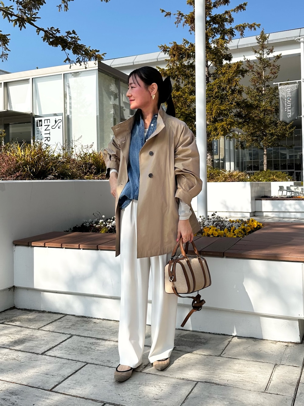 イエロー系のその他アウター、ブルー系のシャツ/ブラウス、ホワイト系のその他パンツを着用したレディースの冬コーディネートの1枚目の写真