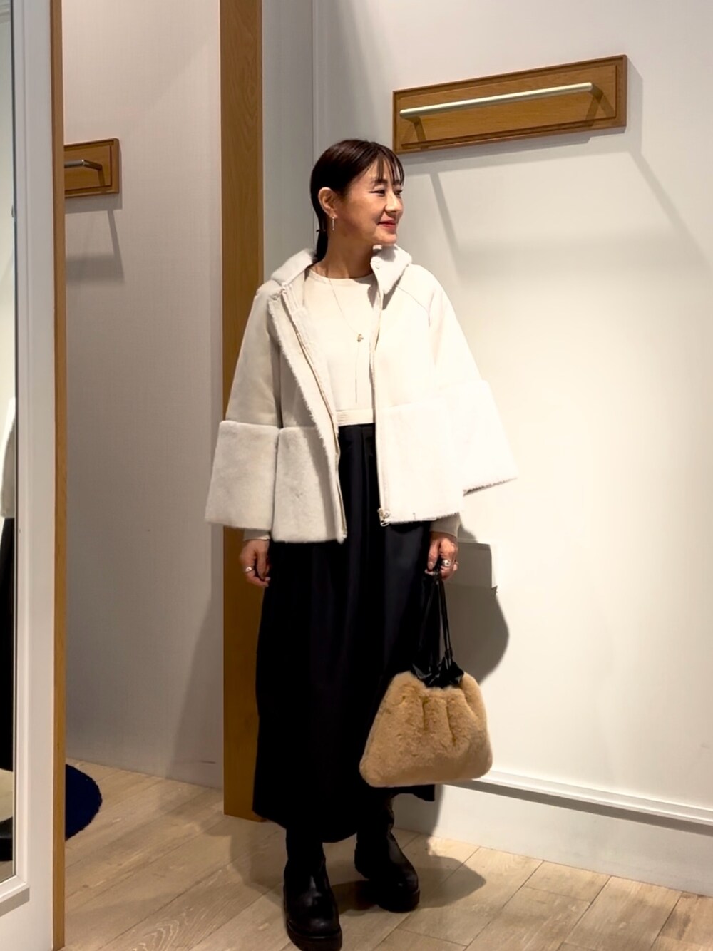 「冬アウター、シンプルコーデ、冬のコーデ、オトナ女子、大人女子、きれいめコーディネート、冬、秋冬コーデ、初冬コーデ、アウターコーデ、初春コーデ、40代コーデ、40代ファッション、ムートンコート、ニットワンピース」｜「MICO COULIERのフェイクムートンファーコート（ブルゾン、ベージュ系）」を使った、daimonさん（骨格ナチュラル・レディース・154cm）の冬コーディネートの1枚目の写真