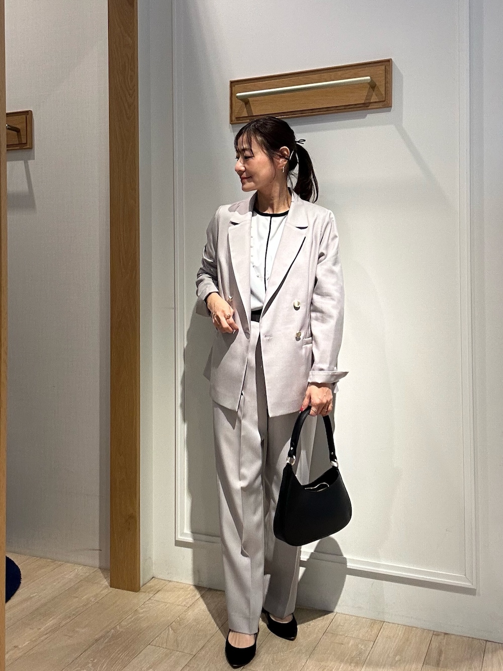 「パンツスタイル、シンプルコーデ、ワントーンコーデ、ジャケットコーデ、セットアップコーデ、セレモニーコーデ、セレモニー、オケージョン、オケージョンスタイル、仕事着、仕事コーデ、40代ファッション、40代女性、スーツ、スーツスタイル」｜「MICO COULIERの《セットアップ対応》ライトモククロス パンツ（その他パンツ、ベージュ系）」を使った、daimonさん（レディース・154cm）の冬コーディネートの1枚目の写真