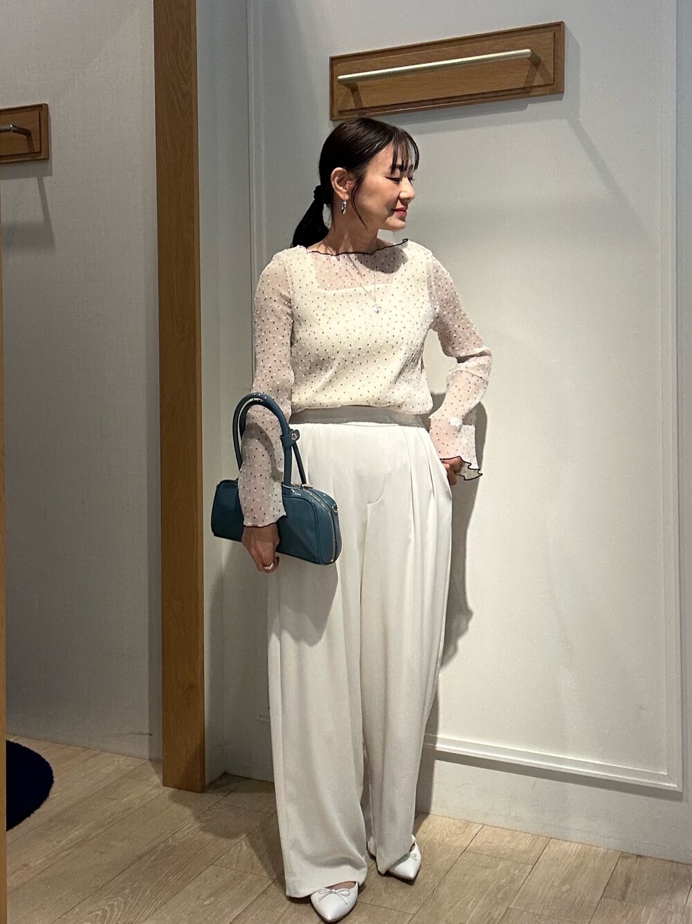 ホワイト系のTシャツ/カットソー、ブルー系のボストンバッグ、ブルー系のその他アウターを着用したレディースの春コーディネートの1枚目の写真