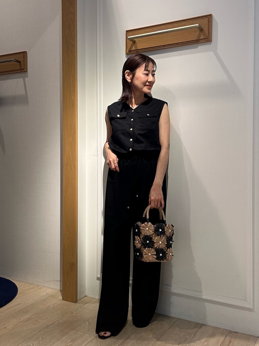 「サロペット、サロペットコーデ、オールインワンコーデ、オールインワン、サンダル、夏コーデ、オトナ女子、春ファッション、きれいめコーディネート、夏服、カジュアルスタイル、お仕事コーデ、通勤コーデ、授業参観日コーデ、初夏コーデ」｜「MICO COULIERのエステルカノコオールインワン（つなぎ/オールインワン、ブラック系）」を使った、daimonさん（レディース・154cm）の春コーディネートの1枚目の写真
