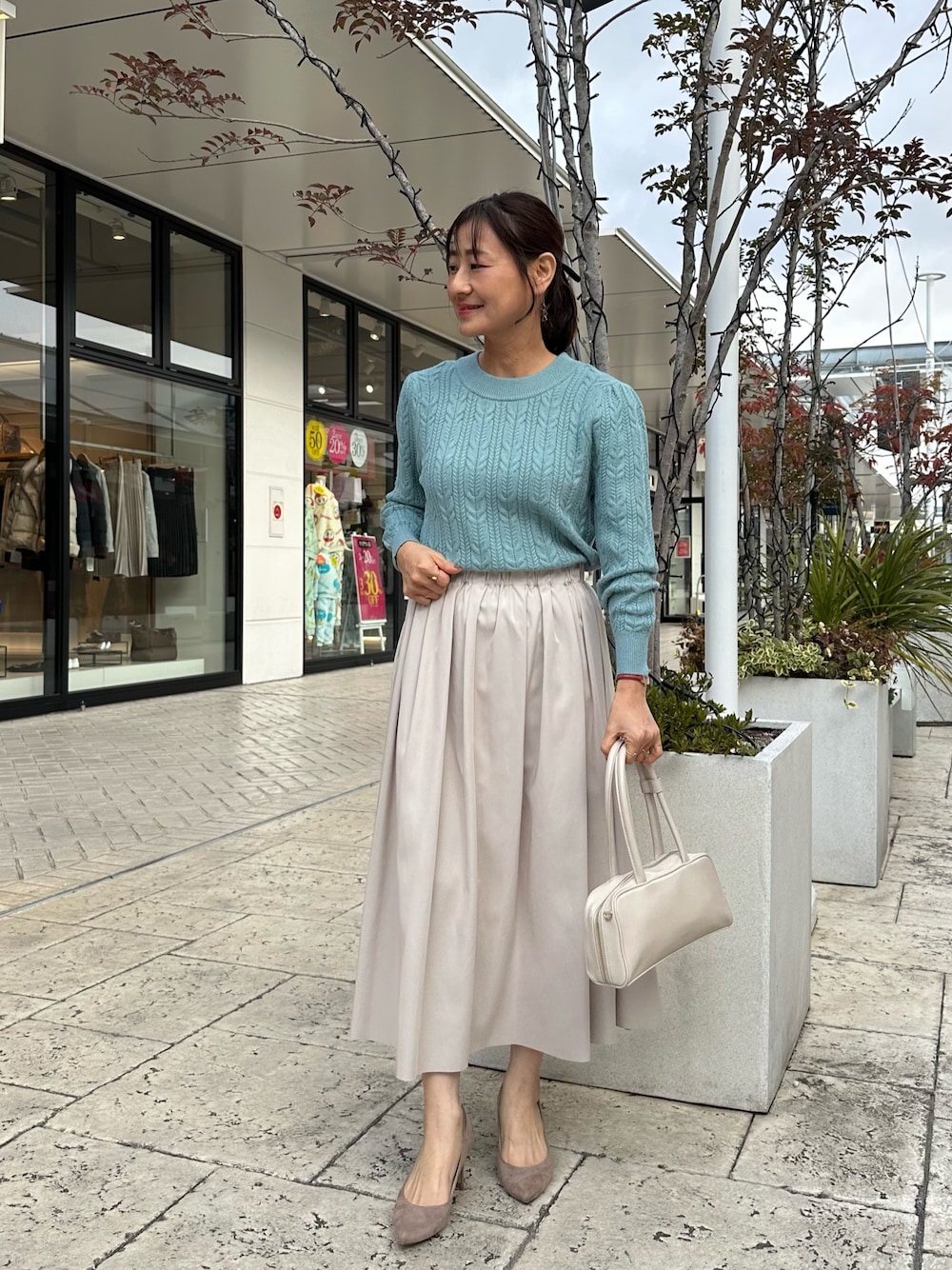 「オトナカワイイ、真冬のあったかスタイル、おでかけコーデ、オトナカジュアル、ラフコーデ、秋冬コーデ、低身長コーデ、ニット/セーター、冬アウター、アウターコーデ、キレイめ、低身長女子、40代ファッション、40代女性、白アウター」｜「MICO COULIERのフライス編みナッピングジャケット（ブルゾン、ホワイト系）」を使った、daimonさん（骨格ナチュラル・レディース・154cm）の冬コーディネートの1枚目の写真