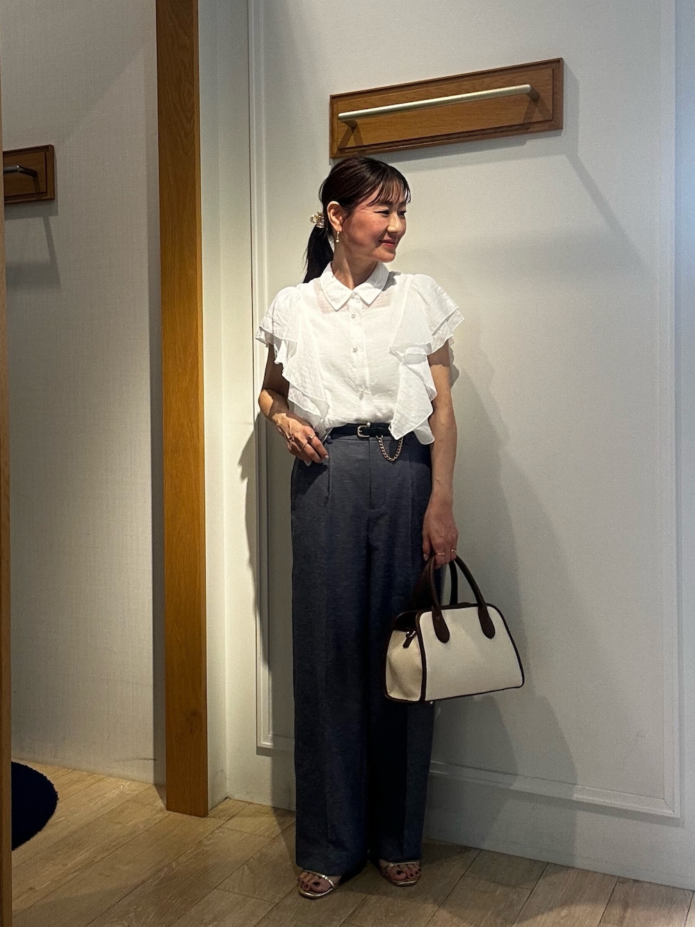 ホワイト系のシャツ/ブラウス、ブルー系のその他パンツ、ベージュ系のテーラードジャケットを着用したレディースの春コーディネートの1枚目の写真