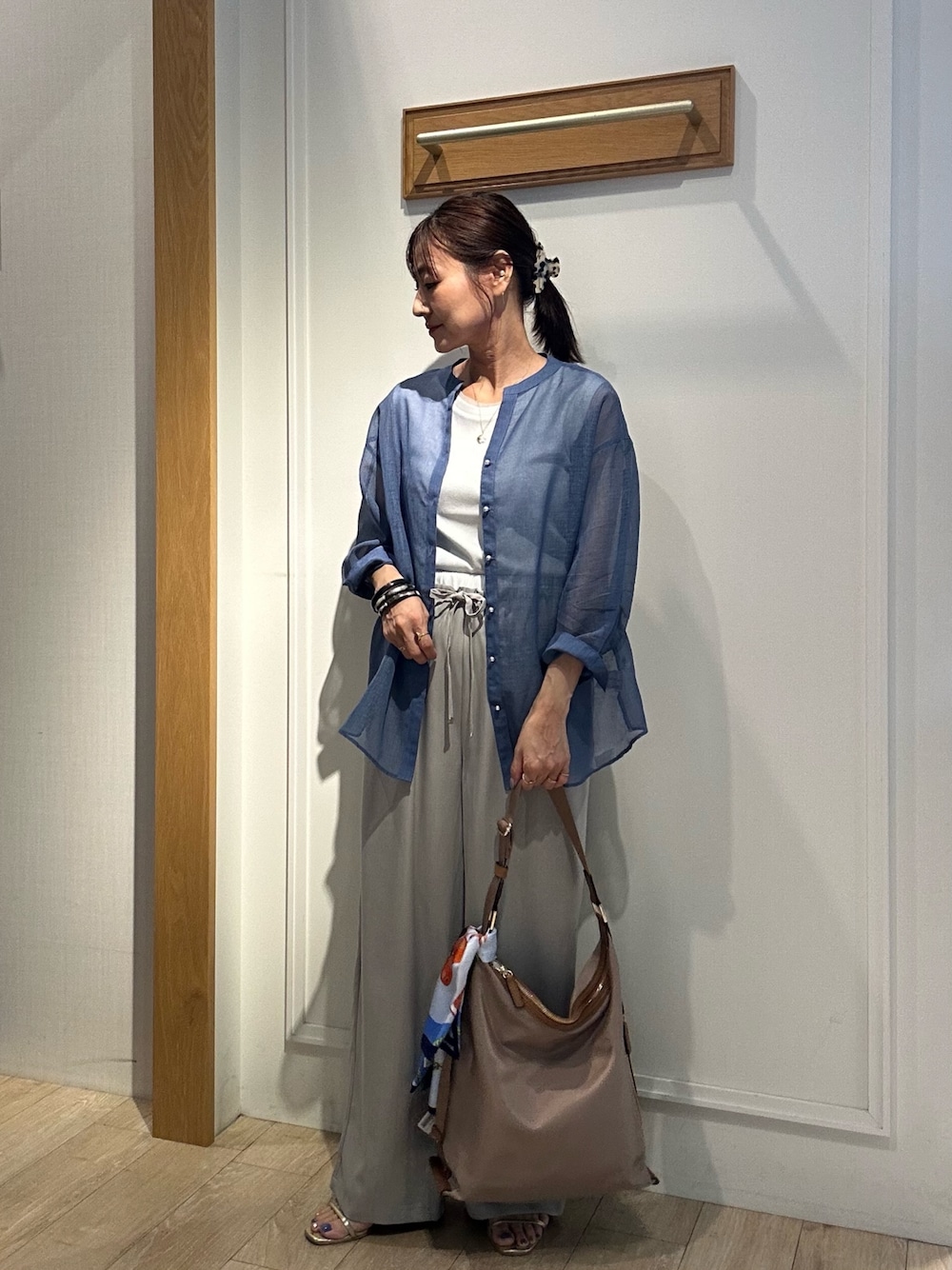 「シアートップス、夏ルックで気分アップ、夏コーデ、夏服コーデ、オトナ女子、キレイめコーデ、ラフコーデ、夏物、夏服、テーマパークコーデ、カラーコーデ、シアーシャツ、低身長コーデ、低身長女子、150cm台コーデ」｜「MICO COULIERのラメテレコタンクトップ（Tシャツ/カットソー、ホワイト系）」を使った、daimonさん（レディース・154cm）の夏コーディネートの1枚目の写真