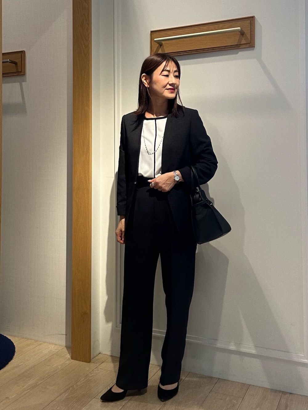 グレー系のノーカラージャケット、ホワイト系のシャツ/ブラウス、グレー系のその他パンツを着用したレディースの秋コーディネートの1枚目の写真