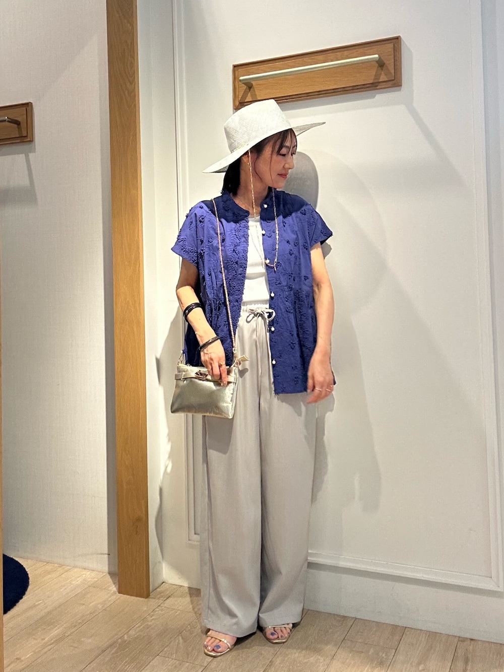 「夏ルックで気分アップ、カラーコーデ、テーマパークコーデ、麦わら帽子、シンプルコーデ、夏コーデ、ショルダーバッグ、お出かけコーデ、フェススタイル、レイヤードスタイル、オトナカジュアル、夏ファッション、ゆるコーデ、低身長コーデ、低身長女子」｜「MICO COULIERのラメテレコタンクトップ（Tシャツ/カットソー、ホワイト系）」を使った、daimonさん（レディース・154cm）の夏コーディネートの1枚目の写真