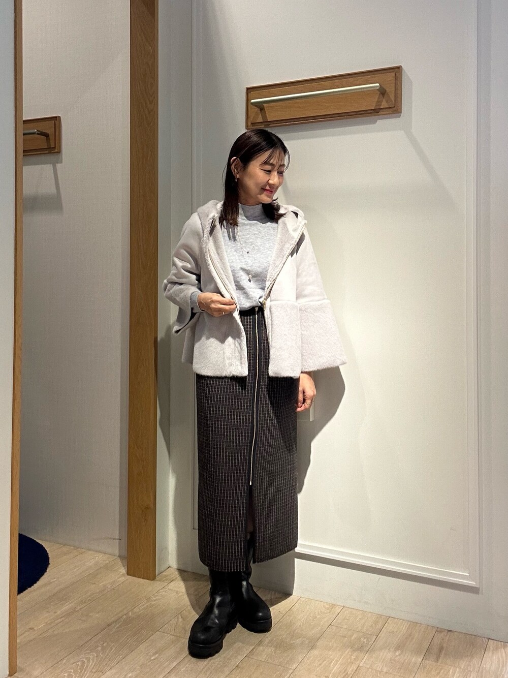 「冬アウター、秋冬コーデ、大人かわいい、休日コーデ、おでかけコーデ、オトナカジュアル、キレイめ、シンフルコーデ、きれいめコーディネート、お仕事コーデ、あったかコーデ、低身長コーデ、ムートンコート、ファーコート、40代ファッション」｜「MICO COULIERのフェイクムートンファーコート（ブルゾン、グレー系）」を使った、daimonさん（骨格ナチュラル・レディース・154cm）の冬コーディネートの1枚目の写真