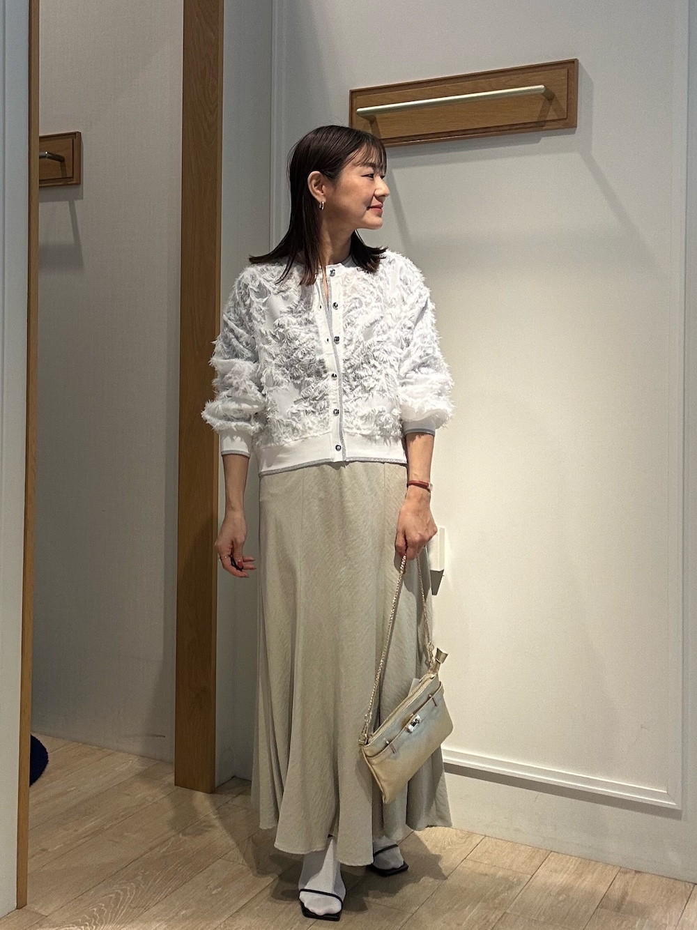 「大人かわいい、春服コーデ、オトナカジュアル、春、きれいめカジュアル、低身長女子、春服、春カラー、シアーカーディガン、低身長コーデ、40代ファッション、40代、40代女性、ロングスカート、春コーデ」｜「MICO COULIERの《オケージョン対応》フリンジクルーネックカーディガン（カーディガン/ボレロ、ホワイト系）」を使った、daimonさん（レディース・154cm）の冬コーディネートの1枚目の写真