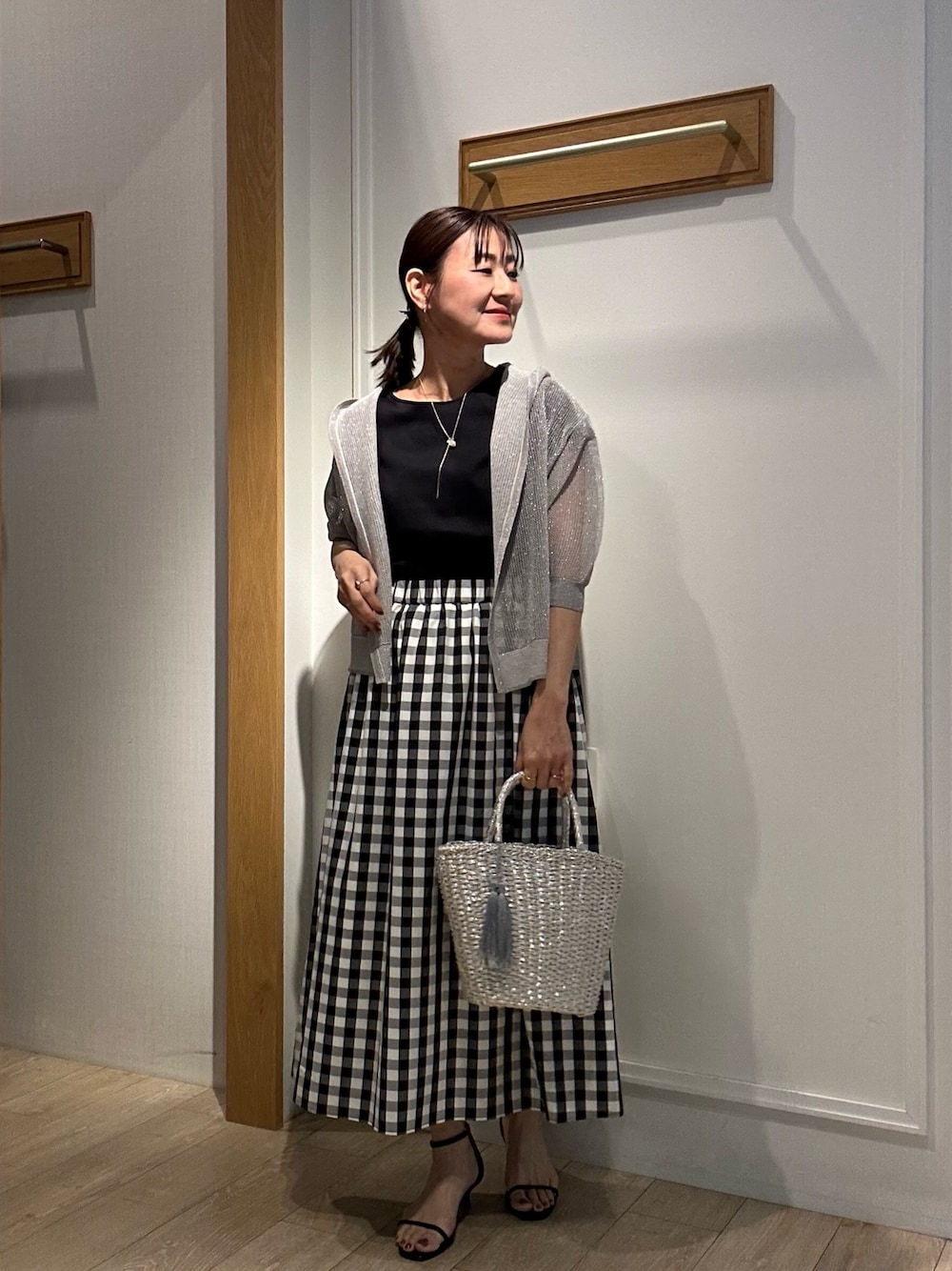 「モノトーン、サンダル、お出かけコーデ、夏服コーデ、大人コーデ、今日のコーデ、キレイめカジュアル、ガーリーコーデ、ワンピースコーデ、シンプルカジュアル、夏服、授業参観日コーデ、150cm台コーデ、低身長女子、ロングワンピース」｜「NOLLEY'S LIGHTのフードメッシュはおり（カーディガン/ボレロ、ベージュ系）」を使った、daimonさん（レディース・154cm）の春コーディネートの1枚目の写真