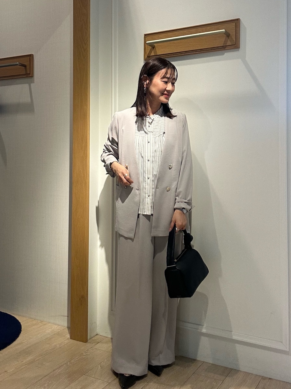 「春色、春めき満開コーデ、オトナ女子、着回しコーデ、キレイめ、春服、ママファッション、ベージュ、シャツコーデ、低身長コーデ、低身長女子、セットアップ、セットアップスタイル、40代ファッション、スーツスタイル」｜「MICO COULIERの《セットアップ対応》ハイストレッチカルゼワッシャーノーカラージャケット（ノーカラージャケット、ベージュ系）」を使った、daimonさん（骨格ナチュラル・レディース・154cm）の春コーディネートの1枚目の写真