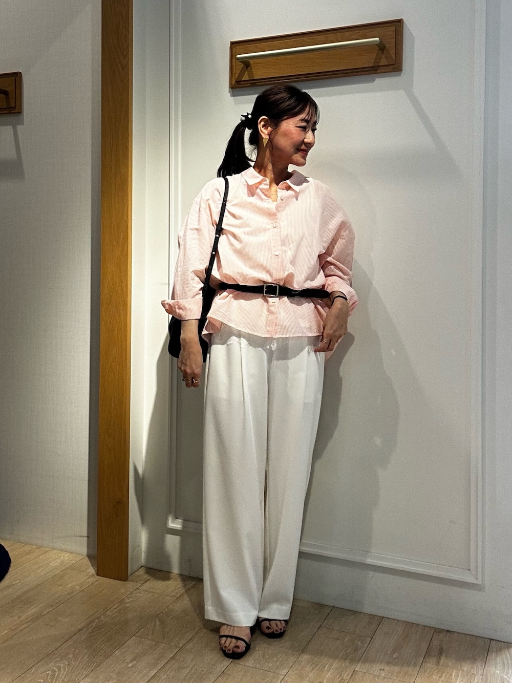 ピンク系のシャツ/ブラウス、ホワイト系のTシャツ/カットソー、ホワイト系のその他パンツを着用したレディースの春コーディネートの1枚目の写真