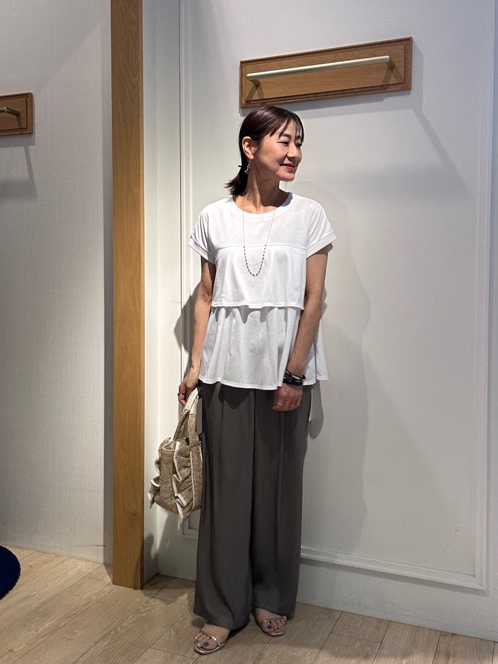 「白Tシャツ、今日のコーデ、夏、低身長女子、オトナカジュアル、Tシャツコーデ、大人女子、大人コーデ、ママファッション、ゆるコーデ、イージーパンツ、低身長コーデ、150cm台コーデ、40代ファッション、パンツコーデ」｜「fredy couleurのTC天竺ティアードフリルTシャツ（Tシャツ/カットソー、ホワイト系）」を使った、daimonさん（レディース・154cm）の夏コーディネートの1枚目の写真