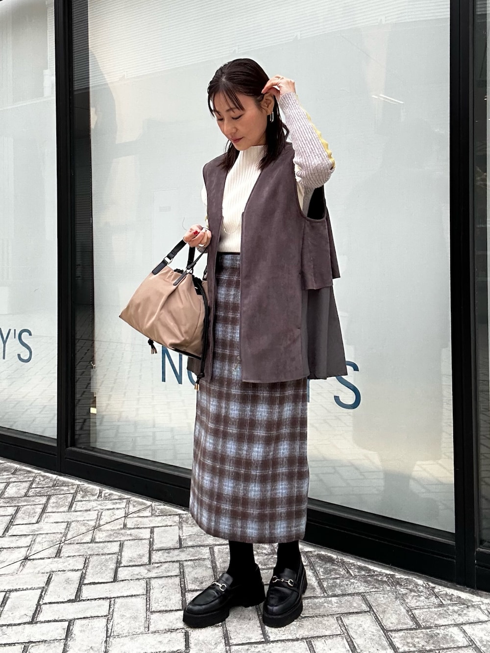 グレー系のその他パンツ、グレー系のブルゾン、ホワイト系のニット/セーターを着用したレディースの冬コーディネートの1枚目の写真
