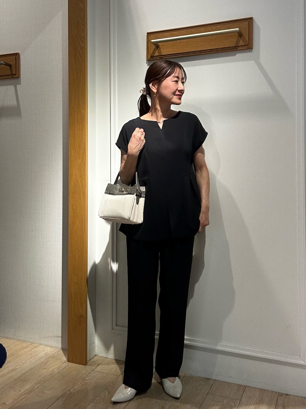 ベージュ系のショルダーバッグ、ブルー系のシャツ/ブラウス、ブラウン系のその他パンツを着用したレディースの夏コーディネートの1枚目の写真