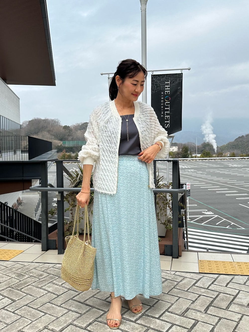 「春コーデ、春めき満開コーデ、春服コーデ、大人可愛い、大人コーデ、春、低身長女子、お花見コーデ、150cm台コーデ、低身長コーデ、シャギーカーディガン、花柄、花柄スカート、シアー、春服」｜「MICO COULIERのミニフラワープリントスカート（スカート、グリーン系）」を使った、daimonさん（骨格ナチュラル・レディース・154cm）の春コーディネートの1枚目の写真