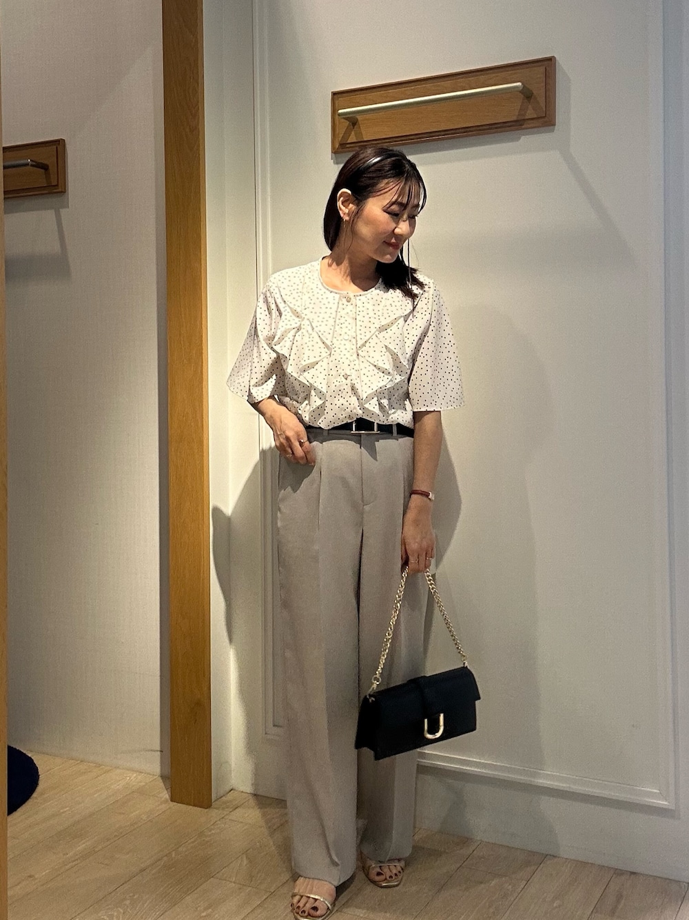 「ショルダーバッグ、初夏コーデ、夏ファッション、ママファッション、オトナカワイイ、フェミニンコーデ、低身長レディースファッション、ベージュ、お仕事コーデ、お仕事スタイル、通勤コーデ、通勤スタイル、ドットシャツ、低身長女子、低身長コーデ」｜「MICO COULIERのジョーゼットフリルブラウス（シャツ/ブラウス、ホワイト系）」を使った、daimonさん（骨格ナチュラル・レディース・154cm）の春コーディネートの1枚目の写真