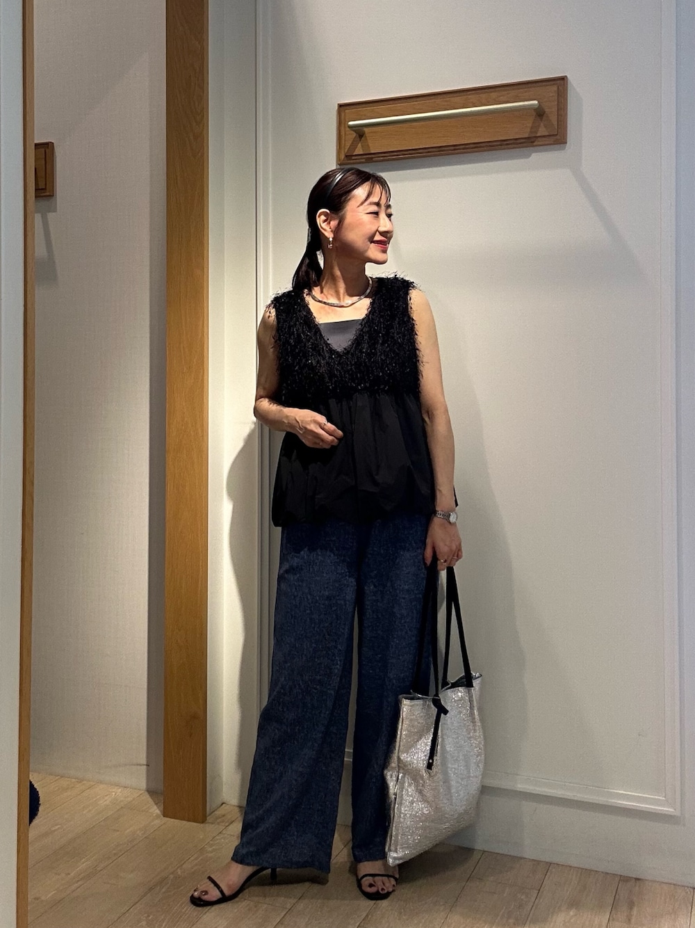 「休日スタイル、デニム、きれいめカジュアル、シンプルコーデ、お出かけコーデ、秋カラー、秋服、パンツコーデ、初秋のパンツスタイル、おでかけコーデ、ノースリーブ、低身長女子、秋、秋のコーデ、ベスト」｜「MICO COULIERのフラッグヤーンインレイベスト（シャツ/ブラウス、ブラック系）」を使った、daimonさん（レディース・154cm）の夏コーディネートの1枚目の写真