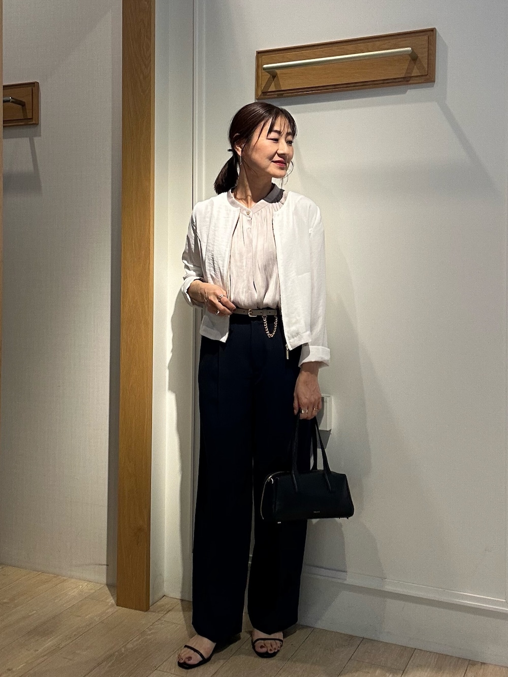 「サンダル、シャツスタイル、低身長コーデ、パンツコーデ、春夏コーデ、大人コーデ、低身長女子、150cm台コーデ、スラックスパンツ、キレイめコーデ、40代ファッション、通勤コーデ、通勤スタイル、お仕事コーデ、お仕事スタイル」｜「MICO COULIERのポリワッシャーカルゼZIPアップジャケット（ブルゾン、ホワイト系）」を使った、daimonさん（レディース・154cm）の夏コーディネートの1枚目の写真