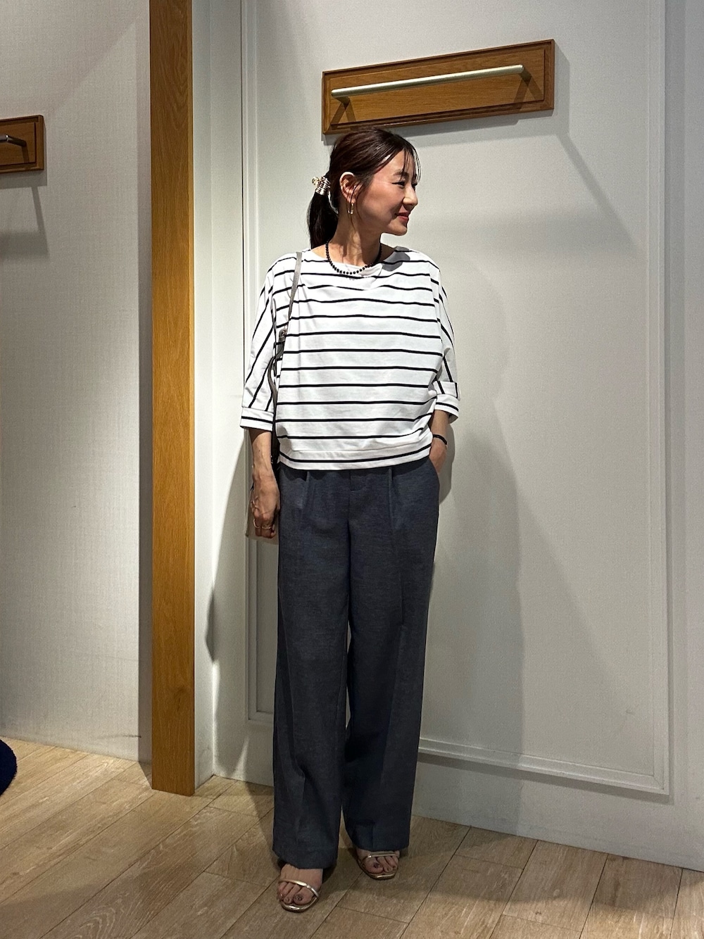 ホワイト系のTシャツ/カットソー、ブルー系のその他パンツ、ベージュ系のショルダーバッグを着用したレディースの夏コーディネートの1枚目の写真