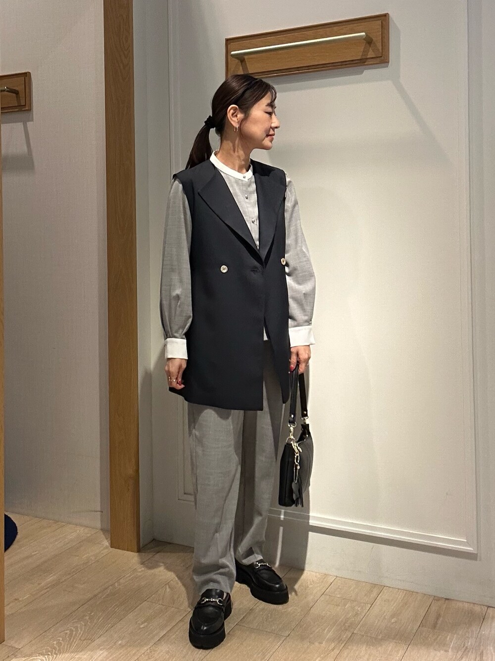 ブラック系のシャツ/ブラウス、ブラック系のその他パンツ、ブラック系のバッグを着用したレディースの冬コーディネートの1枚目の写真