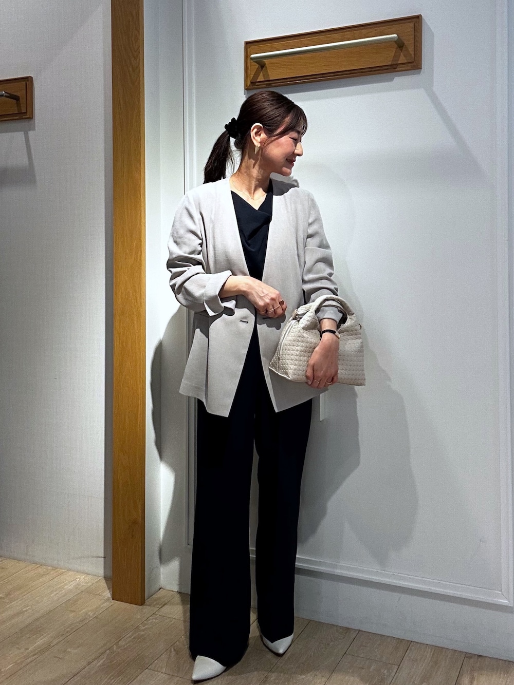 ブルー系のシャツ/ブラウス、ブルー系のその他パンツ、ベージュ系のノーカラージャケットを着用したレディースの春コーディネートの1枚目の写真