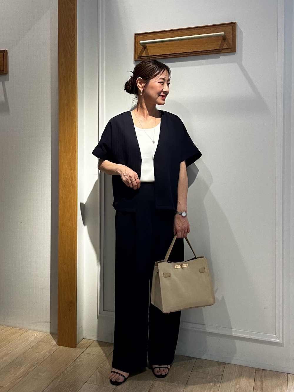 ブルー系のその他パンツ、ブルー系のダウンジャケット/コート、ホワイト系のTシャツ/カットソーを着用したレディースの夏コーディネートの1枚目の写真