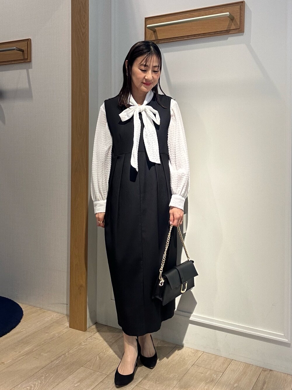 「春、大人女子、オフィススタイル、フェミニンコーデ、お仕事コーデ、キレイめ、ワンピース、ワンピーススタイル、ワンピースコーデ、入学式、入学式コーデ、入学式・卒業式、入学式ママコーデ、卒業式、卒業式コーデ」｜「MICO COULIERの《オケージョン対応》ふくれストライプワンピース（ワンピース、ブラック系）」を使った、daimonさん（骨格ナチュラル・レディース・154cm）の春コーディネートの1枚目の写真