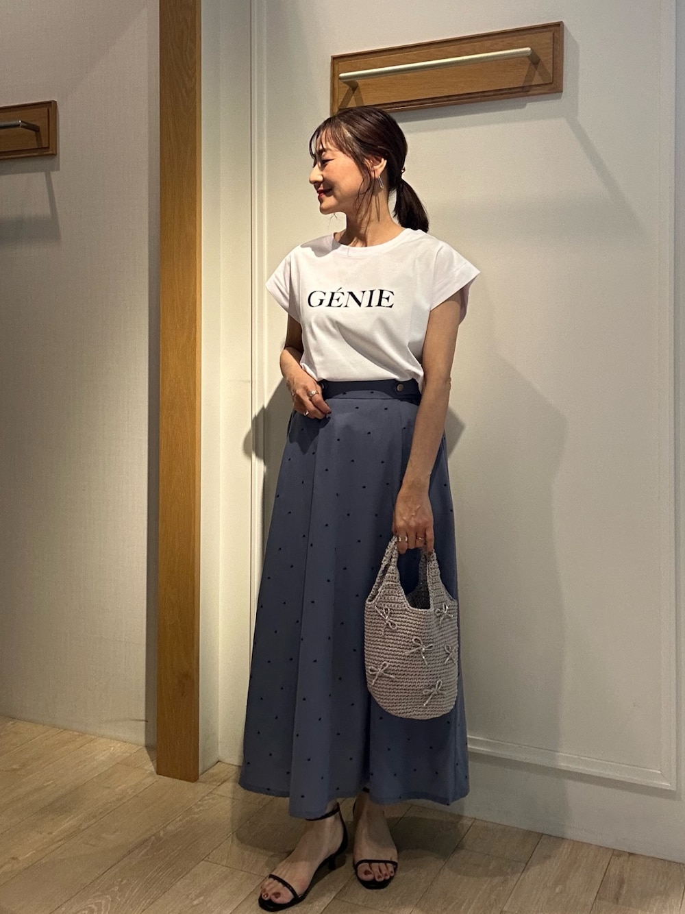「サンダル、白Tシャツ、低身長コーデ、春夏コーデ、大人カジュアルコーデ、楽チンコーデ、大人コーデ、スカートコーデ、オトナカワイイ、低身長女子、150cm台コーデ、40代ファッション、ロゴT、きちんとスタイル、きちんと感」｜「MICO COULIERの刺繍ドットスカート（スカート、ブルー系）」を使った、daimonさん（レディース・154cm）の夏コーディネートの1枚目の写真