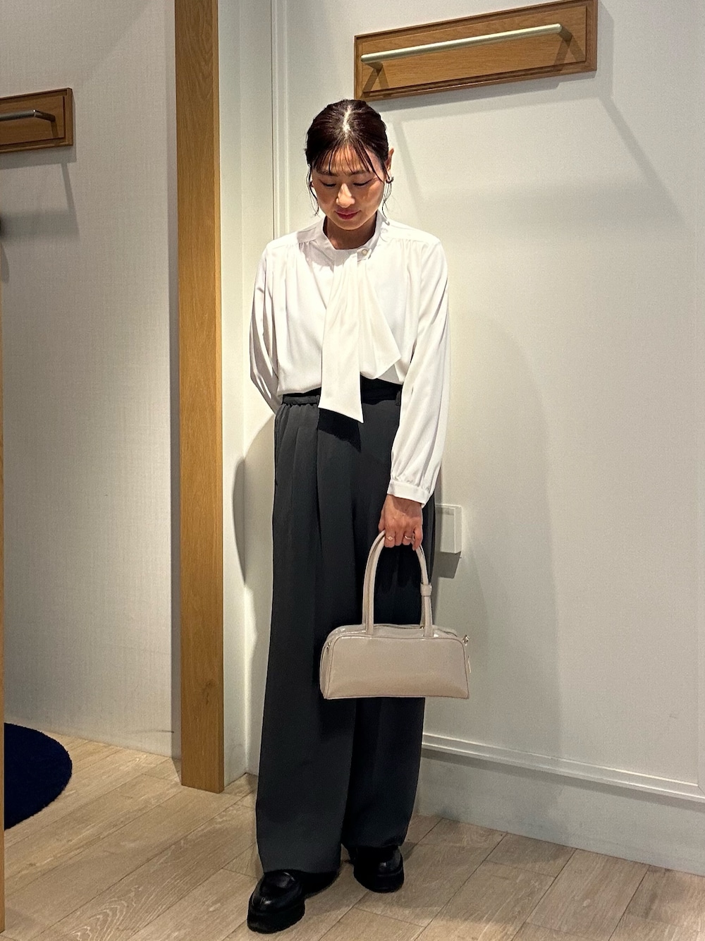 「春めき満開コーデ、春夏コーデ、150cm台コーデ、レディースファッション、お仕事コーデ、春コーデ、春服、40代ファッション、40代、低身長コーデ、低身長女子、ブラウス×パンツ、春ブラウス、きちんとスタイル、キレイめ」｜「MICO COULIERのエラスティックカルゼブラウス（シャツ/ブラウス、ホワイト系）」を使った、daimonさん（レディース・154cm）の春コーディネートの1枚目の写真