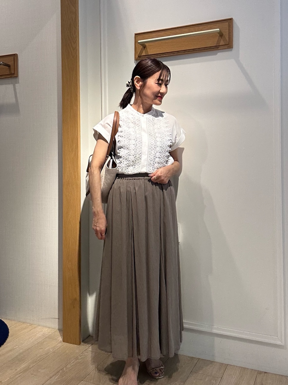 「夏ルックで気分アップ、休日スタイル、シンプルコーデ、きれいめカジュアル、夏コーデ、シアートップス、お出かけコーデ、夏服コーデ、今日のコーデ、150cm台コーデ、低身長コーデ、レースブラウス、白ブラウス、白ブラウス×スカート」｜「MICO COULIERの60ボイルローンレースブラウス（シャツ/ブラウス、ホワイト系）」を使った、daimonさん（レディース・154cm）の夏コーディネートの1枚目の写真