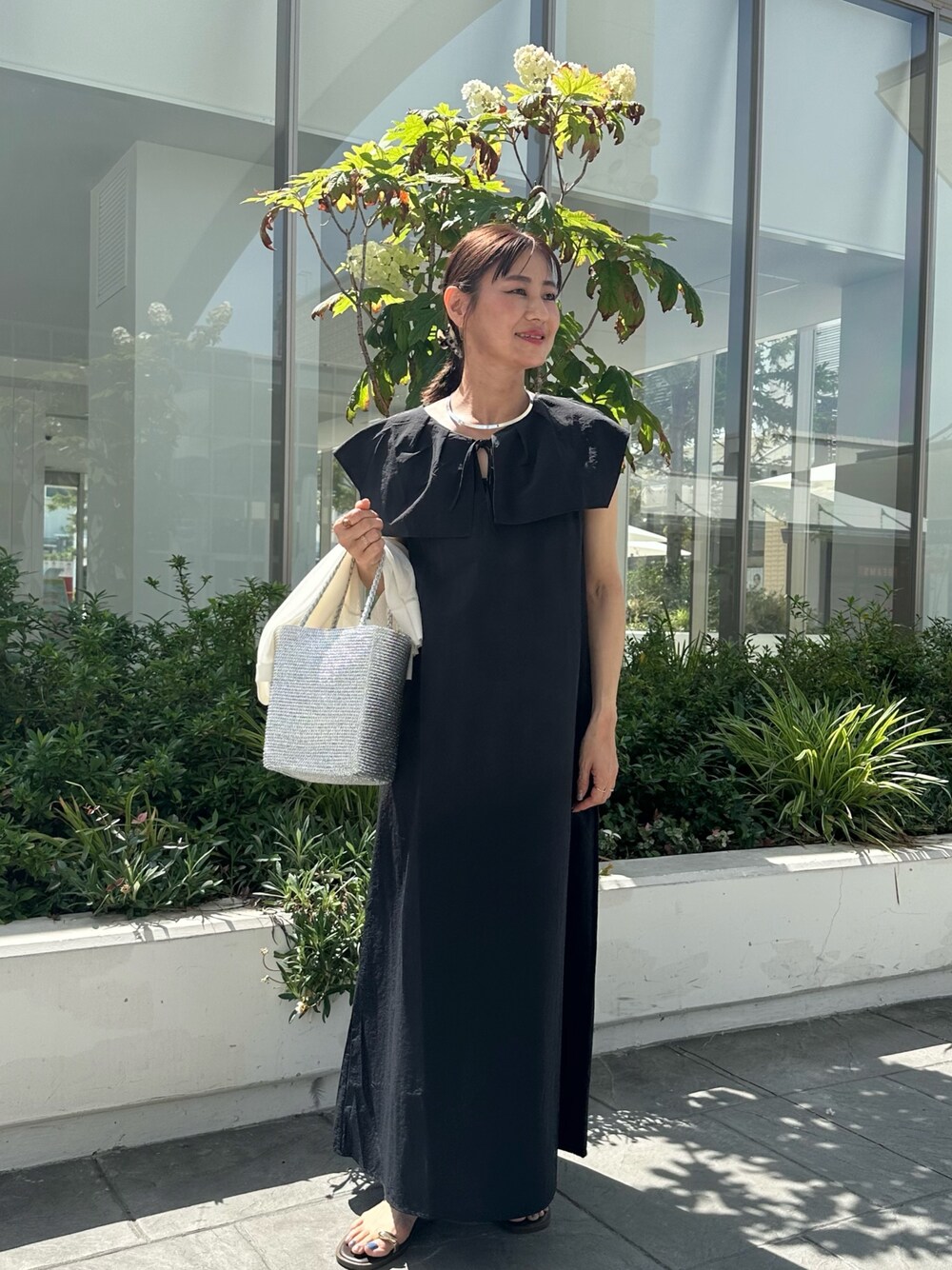 「ブラックコーデ、夏コーデ、お出かけコーデ、アウトドアスタイル、フェススタイル、ワンピース、休日スタイル、シンプルスタイル、大人女子、リラックススタイル、大人可愛い、オトナカジュアル、ゆるコーデ、ロングワンピース、低身長コーデ」｜「fredy couleurのケープ衿マキシワンピース（ワンピース、ブラック系）」を使った、daimonさん（レディース・154cm）の夏コーディネートの1枚目の写真